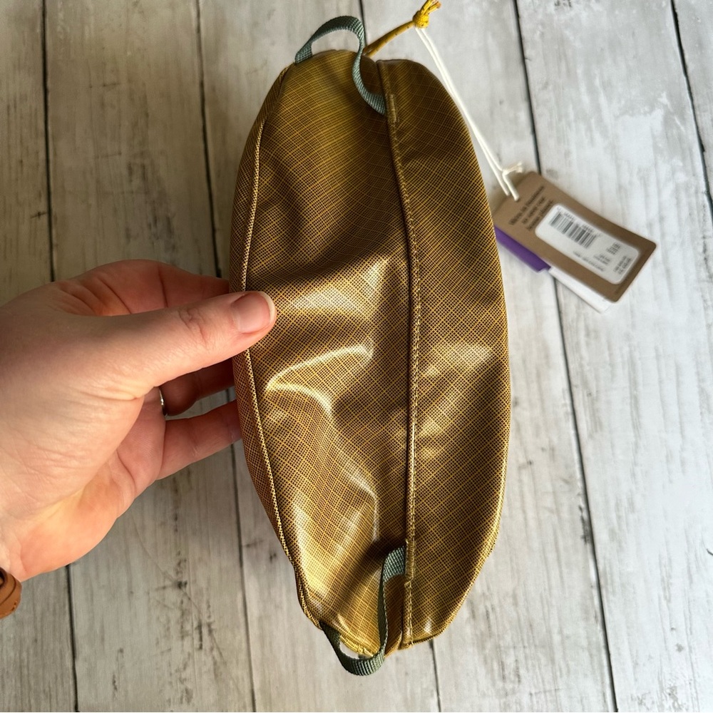 NEW WITH TAGS PATAGONIA SMALL CUBE CABIN GOLD COLOR. Stock# goat - Picture 4 of 5